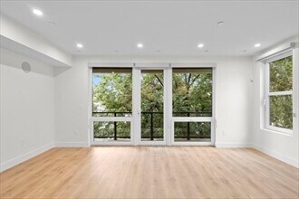 326 W Broadway, Unit 8 in Boston, MA - Building Photo - Building Photo