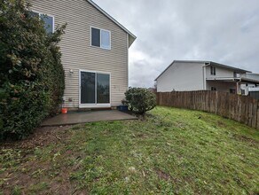 2185 Dorsey Dr in Hubbard, OR - Building Photo - Building Photo