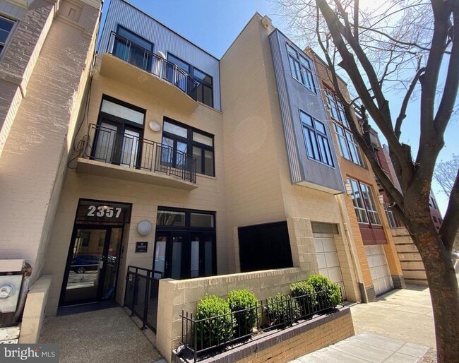 2357 Champlain St NW