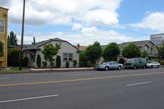 2441-2451 E Burnside St in Portland, OR - Building Photo - Building Photo