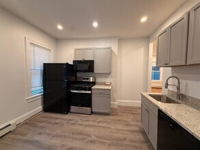 37 Oak St, Unit 1F in Somerville, MA - Foto de edificio - Building Photo