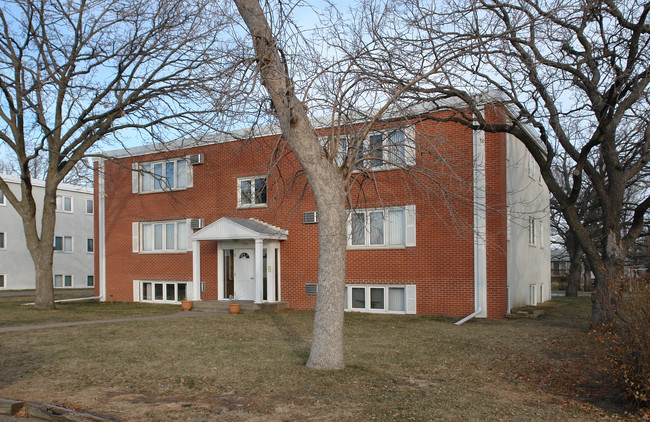 1129 79th Ave NE in Spring Lake Park, MN - Foto de edificio - Building Photo