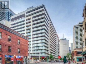 111 Elizabeth St in Toronto, ON - Building Photo