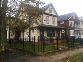 67 Greenleaf Ave, Unit 1 in Medford, MA - Building Photo