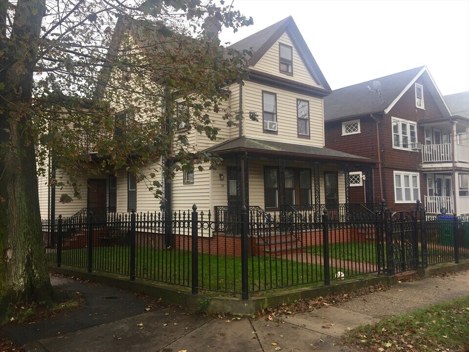 67 Greenleaf Ave, Unit 1 in Medford, MA - Building Photo