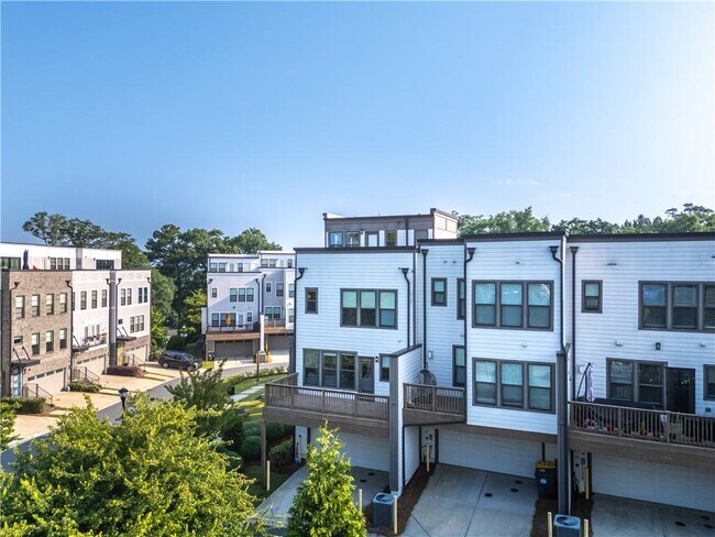 2076 Holtz Ln in Atlanta, GA - Building Photo - Building Photo