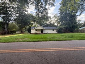 108 Church Rd in Thomaston, GA - Building Photo