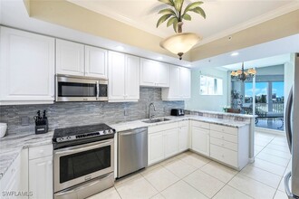 300 Dunes Blvd in Naples, FL - Foto de edificio - Building Photo