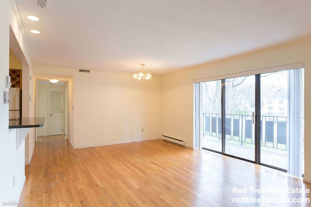 320 Hammond Pond Pkwy-Unit -Apt 303 in Brookline, MA - Building Photo