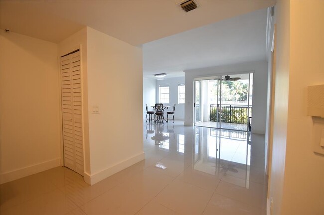 3135 NE 184th St, Unit 2102 in North Miami Beach, FL - Building Photo - Building Photo