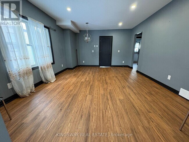 5815 Dorchester Rd in Niagara Falls, ON - Building Photo - Building Photo