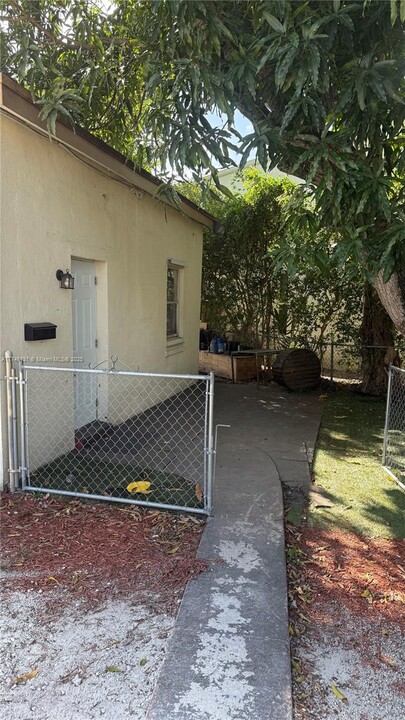 490 NE 123rd St in North Miami, FL - Building Photo