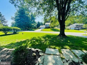 1129 Edward Dr in Great Falls, VA - Foto de edificio - Building Photo