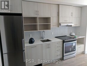 150 Fairview Mall Dr in Toronto, ON - Building Photo - Building Photo