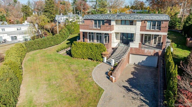25 Edgewater Ln in Great Neck, NY - Building Photo - Building Photo
