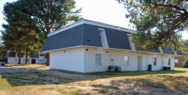 Autumn Court Apartments in Newport News, VA - Building Photo - Building Photo