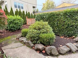 11240 SW Barbur Blvd, Unit 23 in Portland, OR - Building Photo