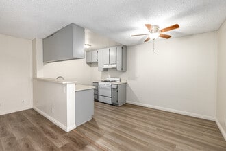 6810 Foothill Blvd in Tujunga, CA - Building Photo - Interior Photo