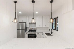 2366 Almeria Ct in La Jolla, CA - Building Photo