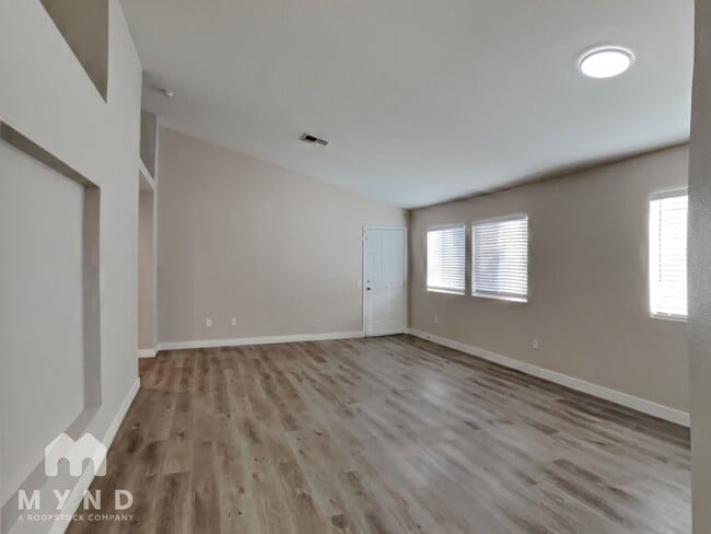 5304 Del Lago Dr in Las Vegas, NV - Building Photo - Building Photo