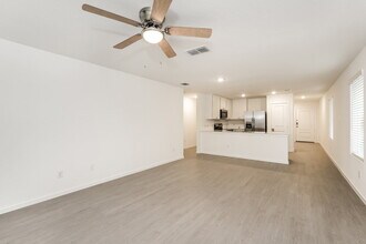 201 Sycamore Pl, Unit 2x2THReno in Wilmer, TX - Building Photo - Building Photo