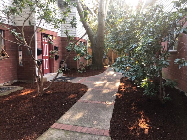 Churchill Downs Apartments in Portland, OR - Building Photo - Building Photo