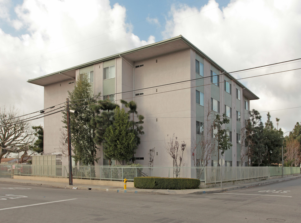 Oak Street Manor in Bellflower, CA - Building Photo