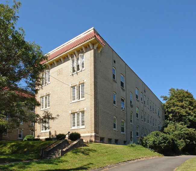 700-702 Farmington Ave in West Hartford, CT - Foto de edificio - Building Photo
