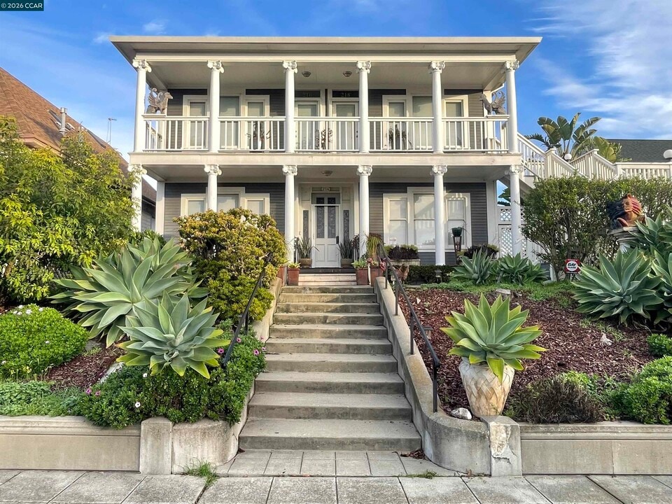 216 Kentucky St in Vallejo, CA - Building Photo
