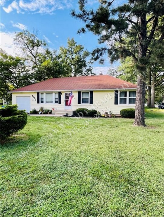 8700 W 82nd St in Overland Park, KS - Building Photo