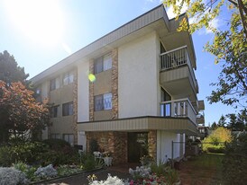 1461 Foster St in White Rock, BC - Building Photo