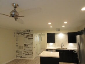 300 Pecore St in Houston, TX - Building Photo - Building Photo