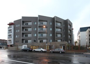 Coronado Plaza in Los Angeles, CA - Building Photo - Building Photo