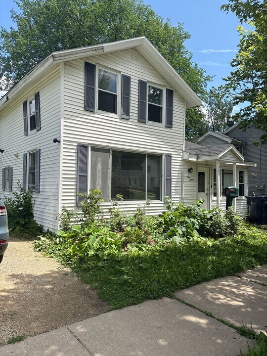 315 S Academy St in Janesville, WI - Building Photo