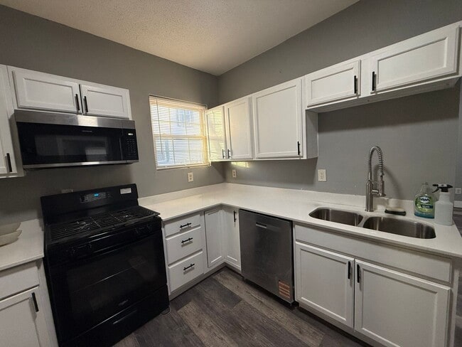 2110 N Lyndale Ave in Minneapolis, MN - Building Photo - Building Photo