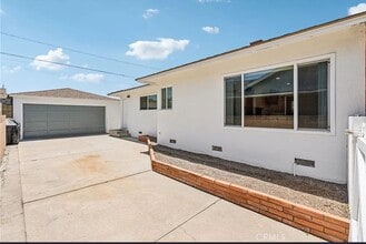 5340 E Mezzanine Way in Long Beach, CA - Building Photo - Building Photo