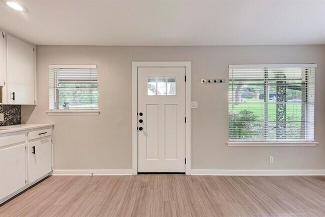 1612 Elmhurst Dr in Austin, TX - Building Photo - Building Photo