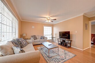 2101 Fountain View Dr in Houston, TX - Building Photo - Building Photo