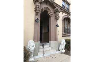 Alhambra in Omaha, NE - Building Photo - Building Photo