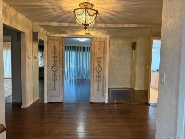 19 Flamingo Rd in Roslyn, NY - Building Photo - Building Photo