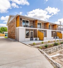 105 W Doyle St in Granbury, TX - Building Photo - Building Photo