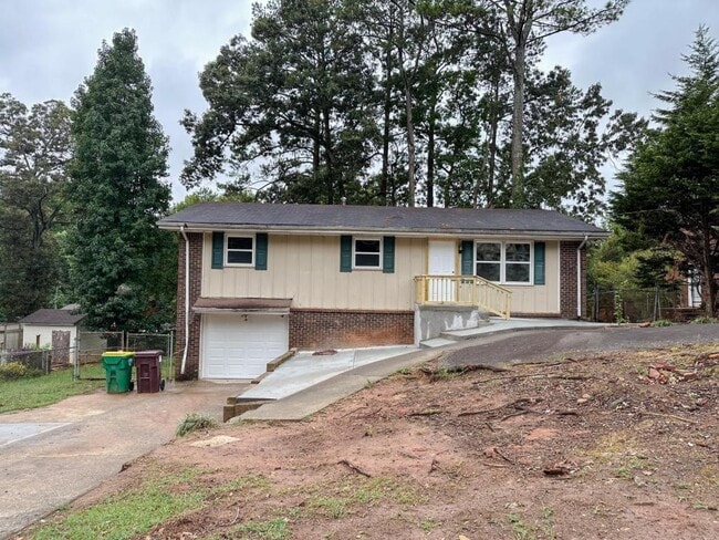 6071 Pinecreek Rd in Forest Park, GA - Building Photo - Building Photo
