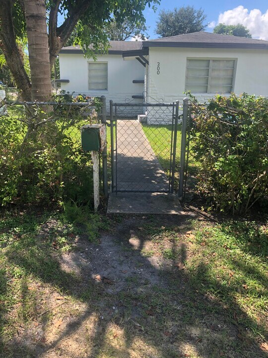 300 NW 97th St in Miami, FL - Building Photo