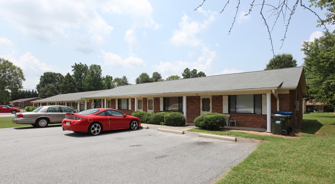 108-124 Lynn Dr in High Point, NC - Foto de edificio