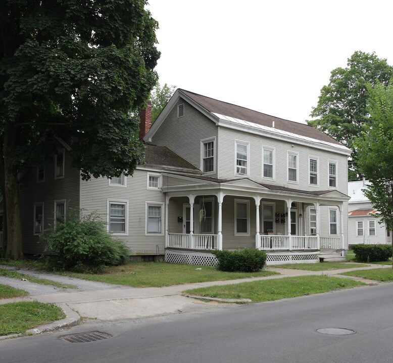 10-12 Sherman Ave in Glens Falls, NY - Foto de edificio