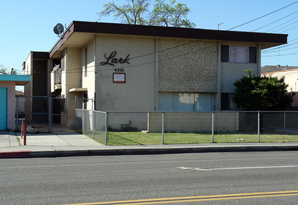 4310 Lennox Blvd in Inglewood, CA - Building Photo