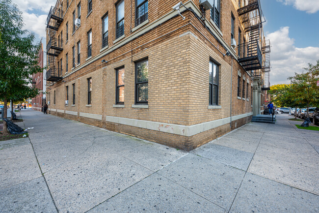 60 Sutter Ave in Brooklyn, NY - Foto de edificio - Building Photo