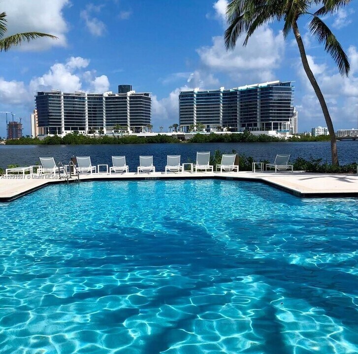 3115 NE 184th St in Aventura, FL - Building Photo