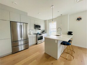 16 Boardman St, Unit 307 in Boston, MA - Foto de edificio - Building Photo