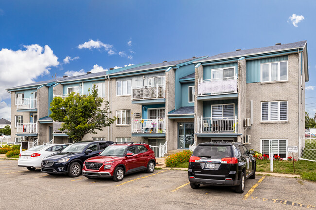 2215 Des Laurentides Boul in Laval, QC - Building Photo - Building Photo